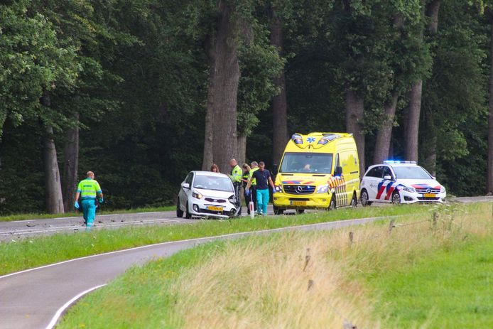 Hulpdiensten bij een van de betrokken auto's.