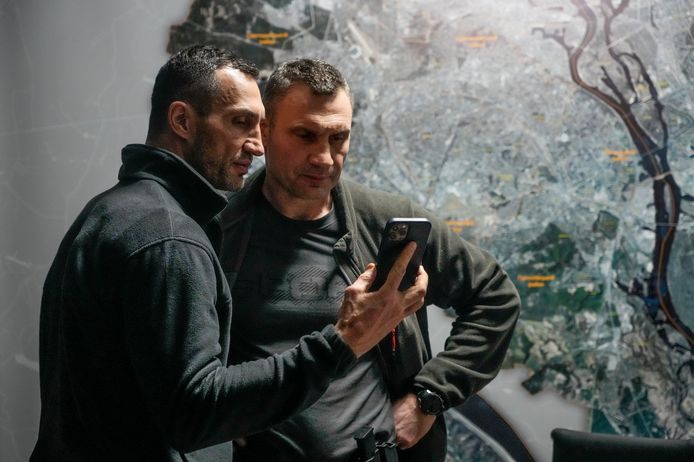 Vitali Klitschko (rechts), de burgemeester van Kiev, en zijn broer Vladimir Klitschko (links)