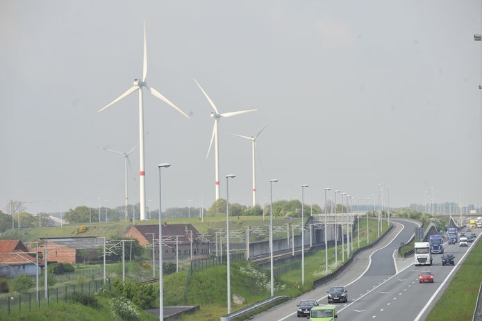 Windmolens naast de E19 in Loenhout.