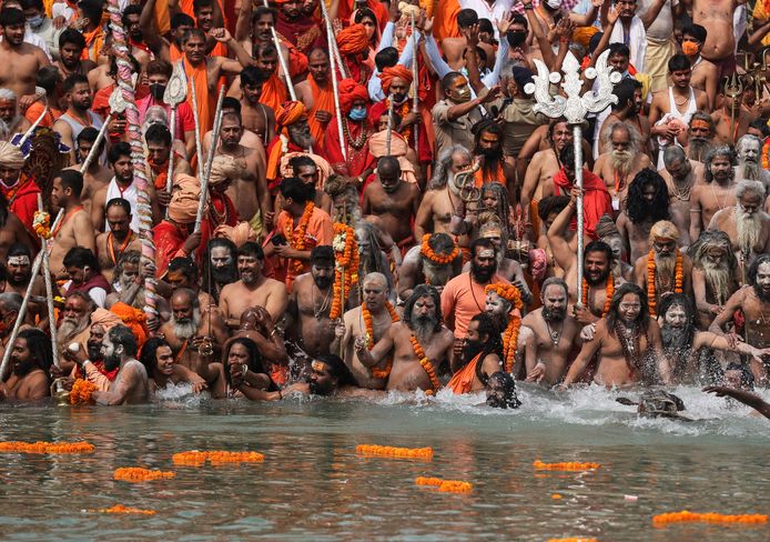 Bij het rituele baden in de Ganges tijdens de Kumbh Mela is er van social distancing geen sprake.