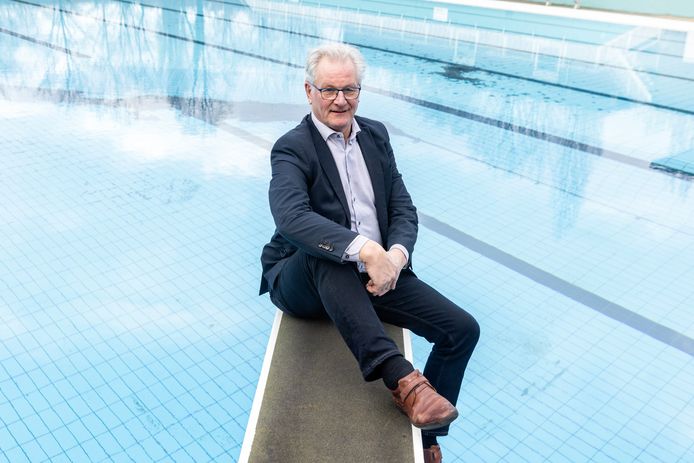 Heino Jacobs op de duikplank van het Goffertbad in Nijmegen.