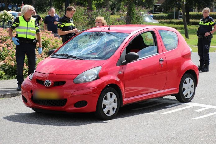 Het ongeval leverde de betrokken personenauto fikse schade aan de voorruit op.