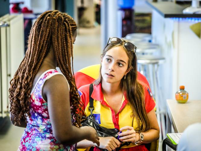 “Als je met vijf kinderen op het strand bent, moet je ze soms eens tellen, hé”: op bezoek bij de redders in Blankenberge, die hun handen vol hebben met verloren kinderen