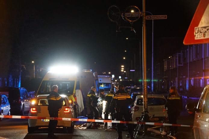 Een bizar ongeval op de Willemsweg in Nijmegen. Een fietser werd vrijdagnacht geschept door een auto waarna de fiets metershoog in de lucht vloog.  De fiets bleef vervolgens hangen aan een straatnaambord.