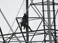 Man bevrijd uit elektriciteitsmast op 50 meter hoogte