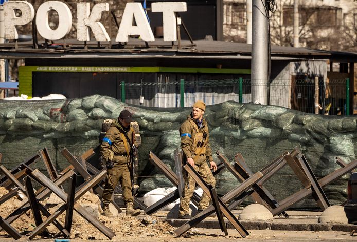 Soldaten van het Oekraïense leger aan een checkpoint bij hoofdstad Kiev.