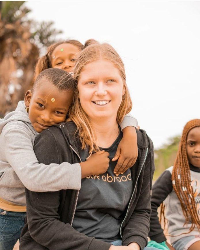Hanne (22) uit Drunen samen met leerlingen van haar stage in Kaapstad