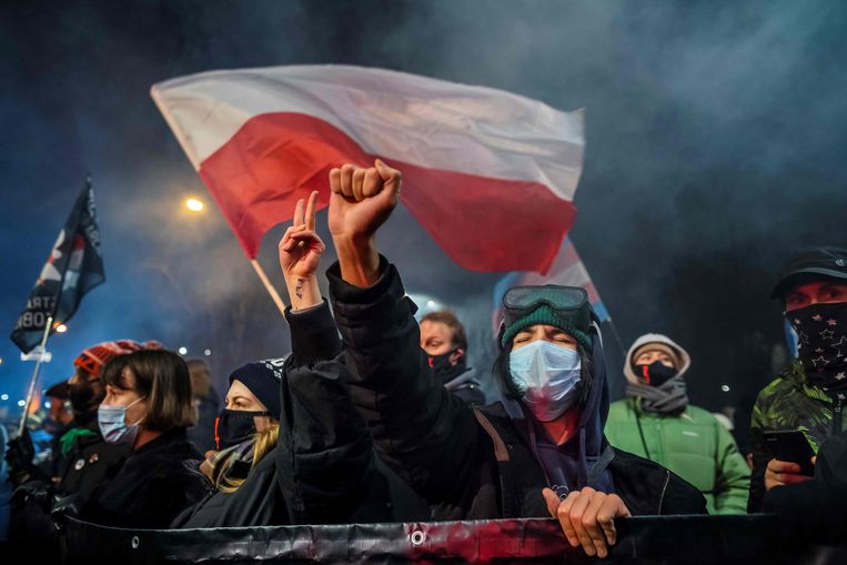 Woensdag in Warshaw werd opnieuw gemanifesteerd tegen de strenge Poolse abortuswet. 'Hoezo het lichaam van vrouwen is geen oorlogsterrein?' Beeld AFP