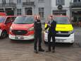 Kapitein Philippe Vandenhole en burgemeester Ignace Michaux voor de nieuwe wagens.