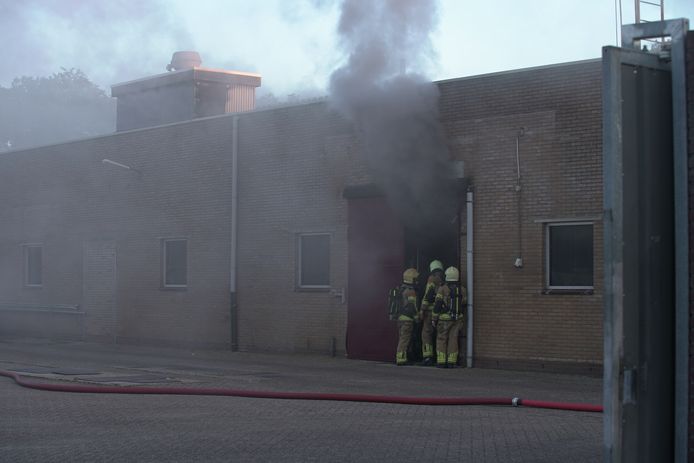 Dikke rookwolken kwamen uit de slachterij ten tijde van de brand; 100 schapen konden (tijdelijk) worden gered van de dood.