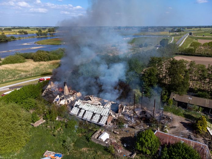 Twee jongens zijn aangehouden na de brand in een leegstaande boerderij in Kampen.