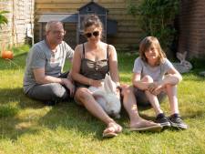Toen Richard en Brenda konijn Dax (4) door de tuin zagen scharrelen wisten ze gelijk: hier klopt iets niet
