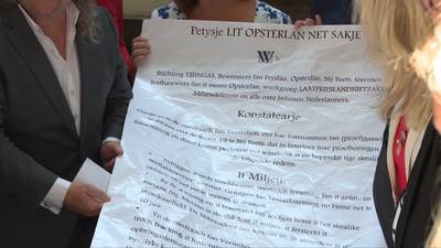 Friezen bieden petitie aan tegen gasboringen