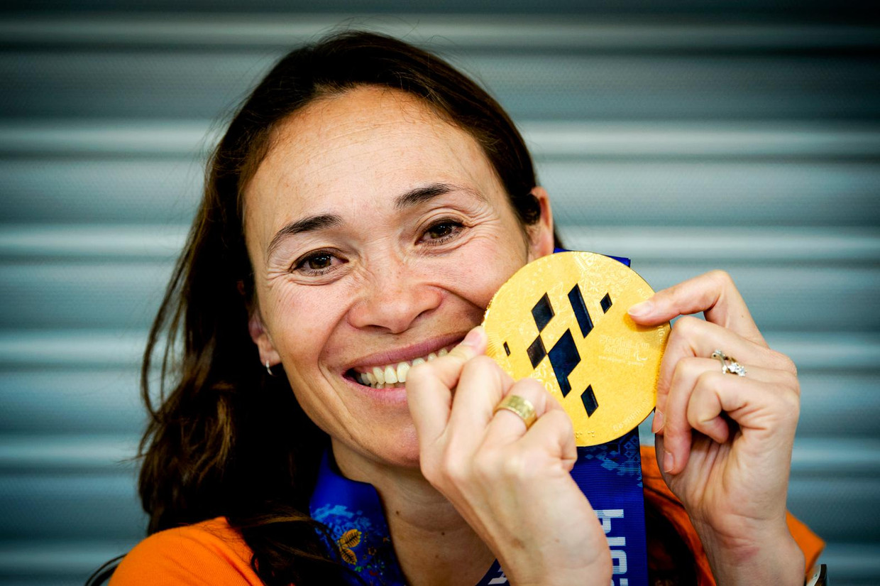 Bibian Mentel met haar gouden medaille, gewonnen bij de Paralympische Spelen in Sotsji. Beeld ANP