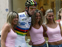 Mario Cipollini liet zich graag omringen door vrouwelijk schoon. Zoals hier bij de start van een Giro-rit begin jaren 2000.