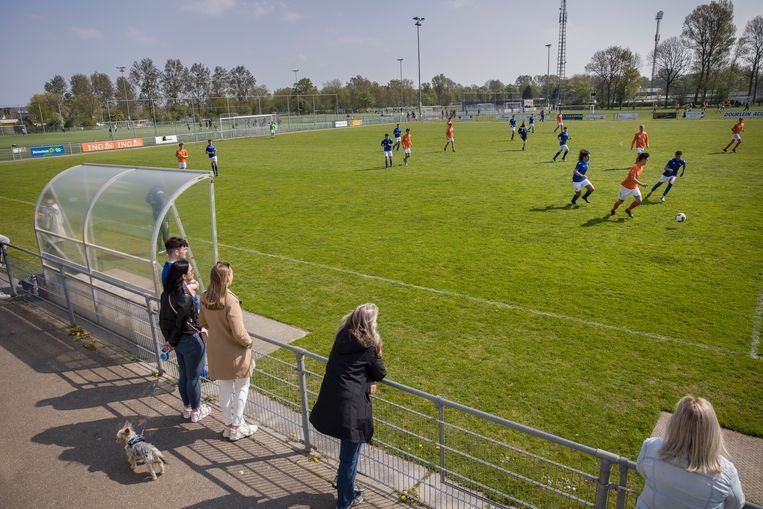 Jongens O19 van voetbalvereniging GPC Vlissingen in actie.  Beeld Arie Kievit