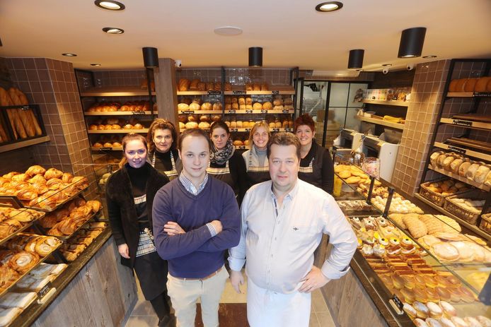 Alexander en Christophe Dierinck in de bakkerij met hun team.