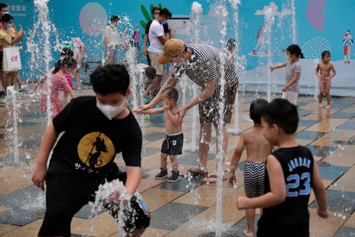 Archiefbeeld 5 juli 2020: kinderen proberen zich af te koelen in Peking, China.