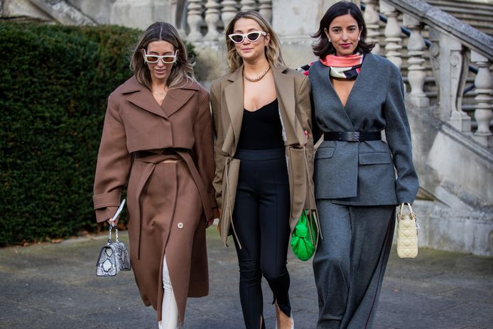 Enkele influencers te zien buiten bij een show tijdens London Fashion Week 2022.