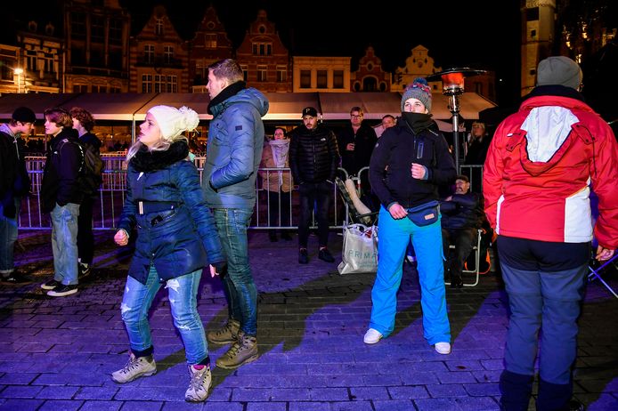 Dansen om het wachten te doden. Daarvoor kunnen de aanwezigen rekenen op muziek  van DJ’s op de Grote Markt.