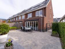 Wonen aan groen hofje, in hoekhuis met álle ruimte en licht: dit moderne huis in Linschoten staat te koop