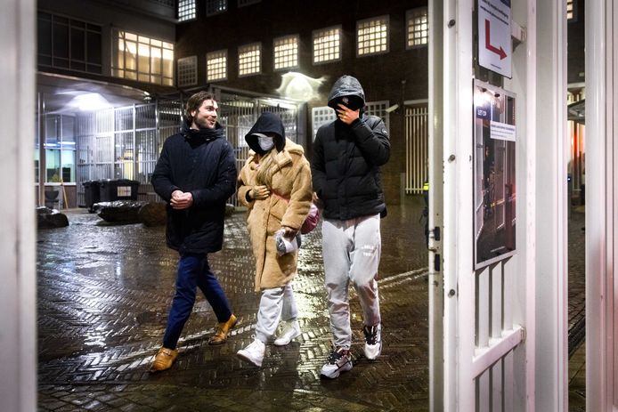 Zangeres Glennis Grace (midden) verlaat samen met haar 15-jarige zoon (rechts) en advocaat Tom Gijsberts het politiebureau.