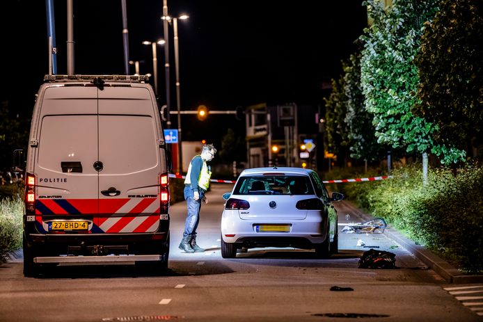 Bij een aanrijding tussen een fietser en auto op de Ringbaan Noord in Tilburg is de fietser zwaargewond geraakt.