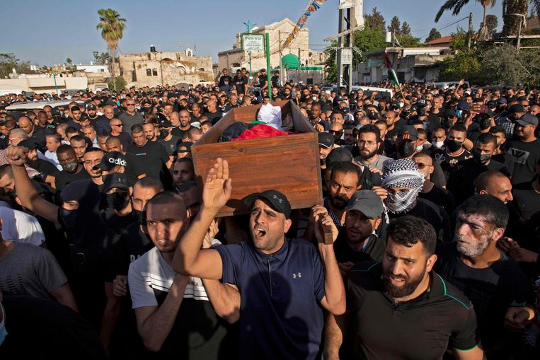 Dinsdag vond in Lod de begrafenis plaats van een Palestijnse man die tijdens de rellen werd doodgeschoten.  Beeld AFP