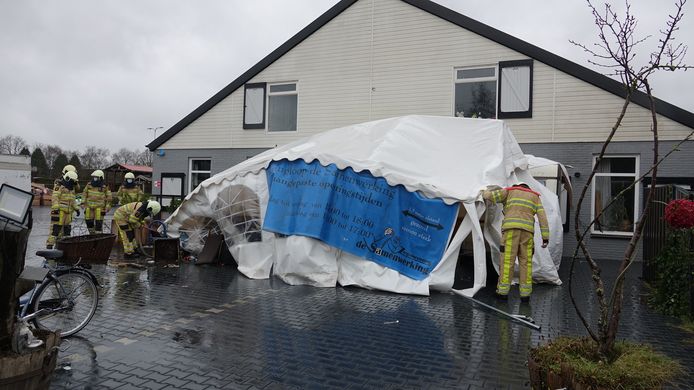 De tent van de kringloopwinkel Hardenberg was niet bestand tegen de wind.
