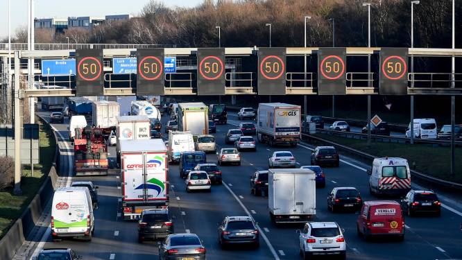 Ongeval op Antwerpse Ring richting Nederland in Borgerhout stuurt avondspits in de war: wachttijden lopen op tot een uur