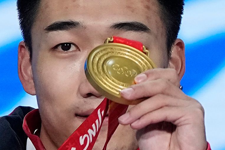 De Chinees Gao Tingyu draagt zijn medaille op aan het land. Beeld AP