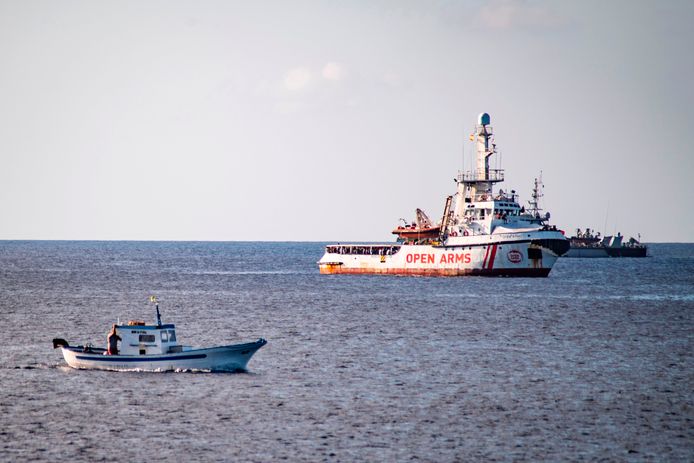 Een reddingsschip van de ngo Open Arms voor het Italiaanse eiland Lampedusa. Archiefbeeld.