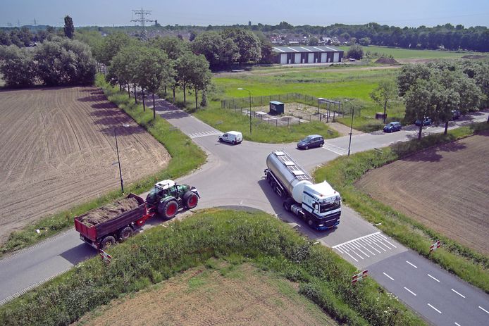 De kruising van de Gewandeweg en de Huizenbeemdweg, met rechts bovenin de plek waar de theateronderdelen de komende jaren worden opgeslagen.