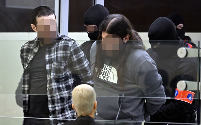 Beschuldigde Mohamed Abrini en beschuldigde Osama Krayem tijdens een zitting in het proces van de aanslagen in Brussel in 2016.