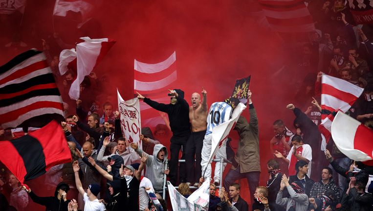 Fans vieren overwinning op PSV Beeld ANP