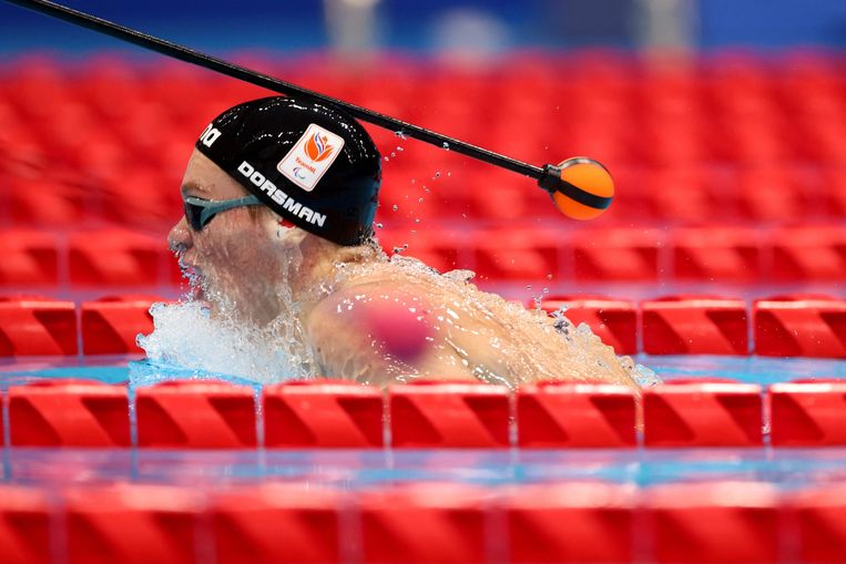 Rogier Dorsman tijdens de 100 meter schoolslag voor mannen woensdag op de Paralympische Spelen in Tokio.  Beeld AFP