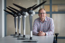 Prof. dr. ir. Jan-Willem van Wingerden hoogleraar meet– en regeltechniek van grootschalige mechatronische systemen die gedreven worden door een verstoring zoals bijvoorbeeld wind of golven.
