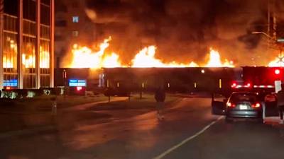 Un train de marchandises en feu traverse une ville au Canada