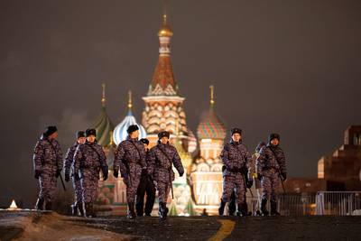 Ook geen vuurwerk in Moskou, Russen vieren Nieuwjaar in mineur: “We moeten niet doen alsof er niets aan de hand is”