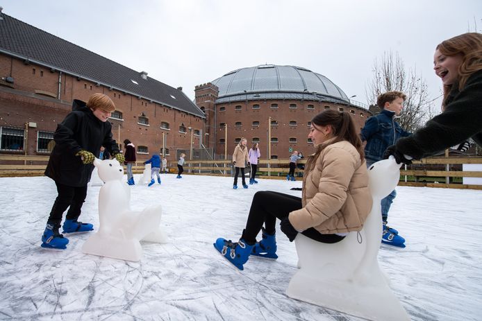 Breda - Pix4Profs/René Schotanus. Schaatsen op de ijsbaan op het terrein van. De Koepel In Breda.