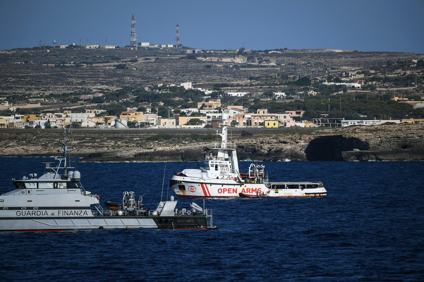 Het schip Open Arms dat Salvini weigerde voor de kust van Lampedusa.