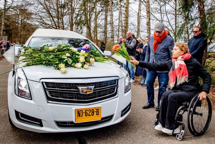 Esther Vergeer en Maurits Hendriks leggen tulpen.