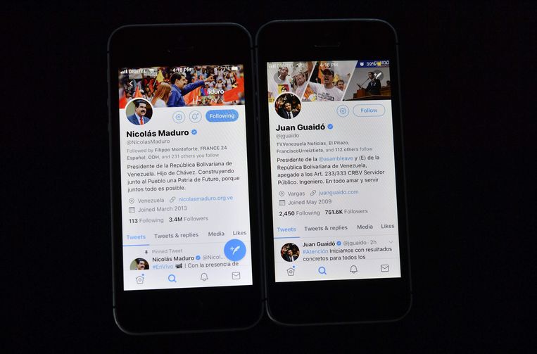 De Twitter-profielen van president Nicolas Maduro en Juan Guaidó, de man die zichzelf heeft uitgeroepen tot interim-president van Venezuela. Beeld AFP