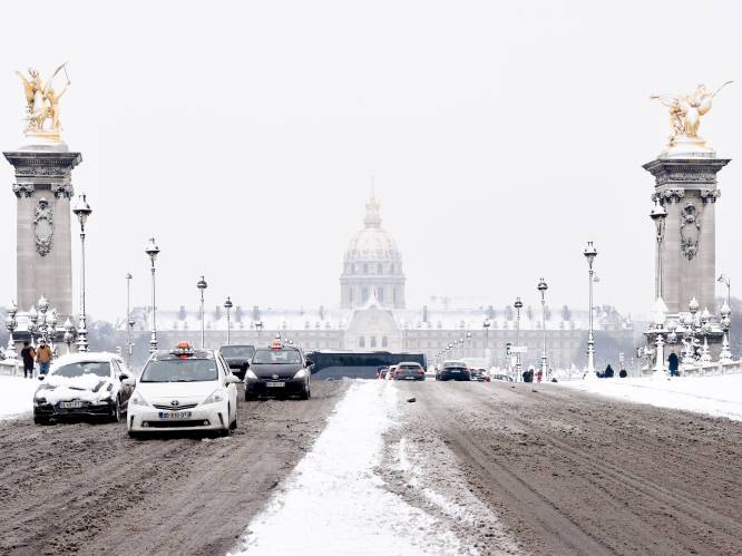Sneeuw en ijzel blijven verkeer in regio Parijs hinderen