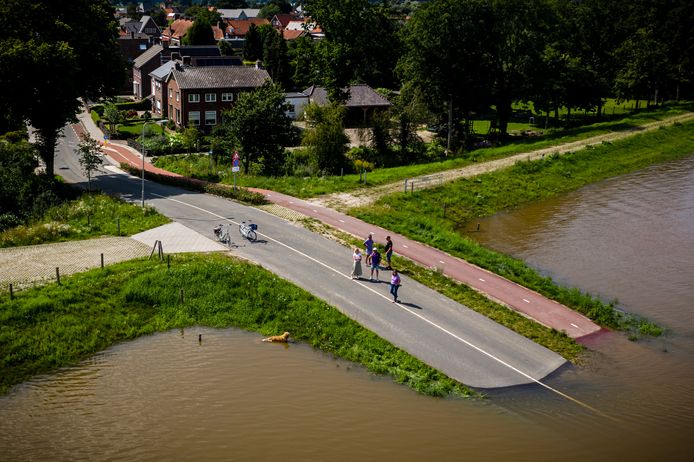 Een luchtfoto Bergen in het noorden van Limburg. Door het hoge water in de Maas, als gevolg van hevige regenval, raakte het dorp eerder dit jaar volledig geïsoleerd.