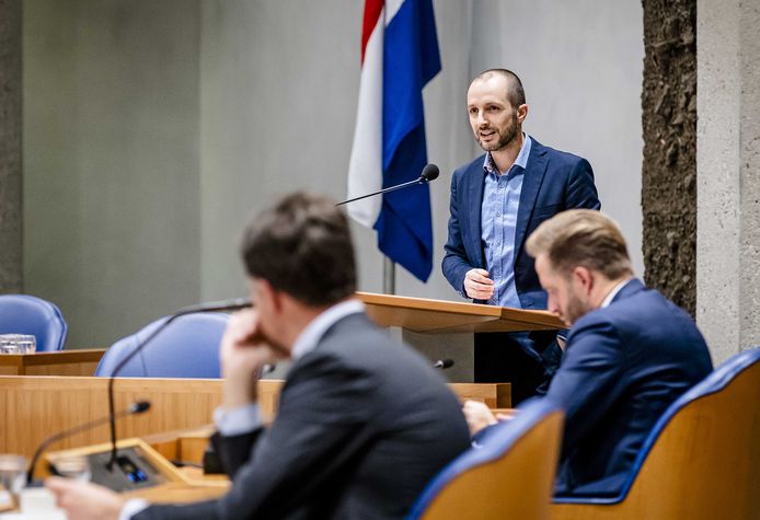 Maarten Hijink (SP) tijdens een coronadebat in de Tweede Kamer