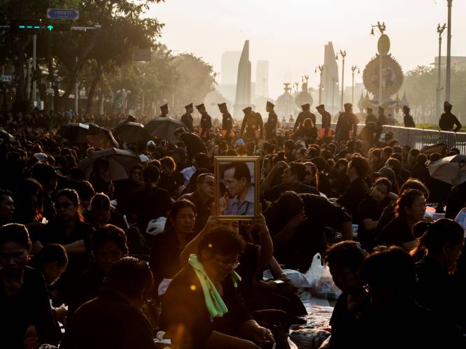 Miljoenen Thai op de been voor crematie koning Bhumibol, een jaar na zijn dood