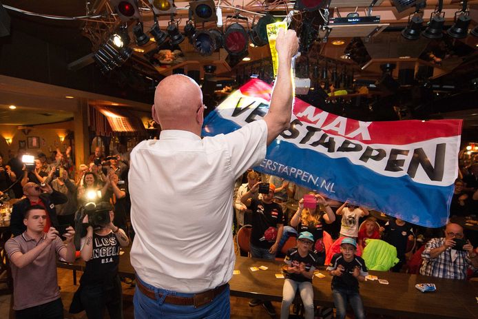 Groot feest in dancing Housmans in het Limburgse Montfort na de overwinning van Max Verstappen in de GP van Spanje.