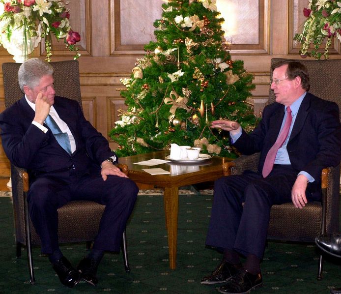 Bill Clinton in gesprek met David Trimble in december 2000.