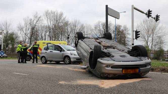 Auto belandt op z’n kop na aanrijding op Australiëweg, straat richting Oostweg dicht